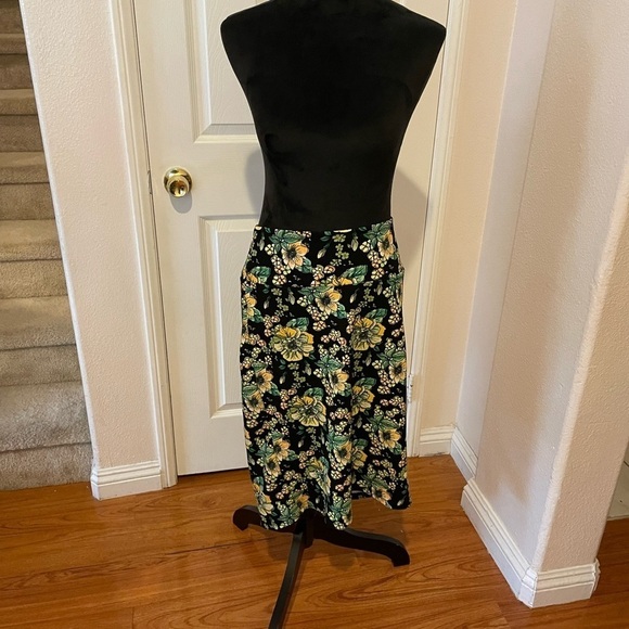 Lularoe womens skirt 2x black with yellow flowers​​​​​​​​ - Picture 2 of 4